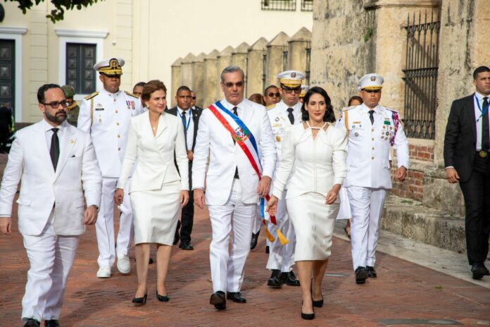 Presidente asiste a Te Deum y deposita ofrenda floral por 161 aniversario de la Restauración