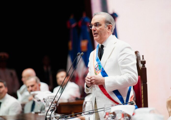 Abinader asume por segunda vez la Presidencia dominicana con promesas de reformas