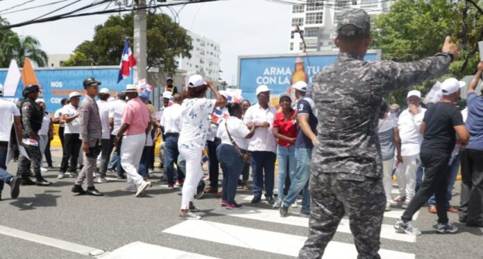 Invitados llegaron a pie al TN por largo tapón de la vía