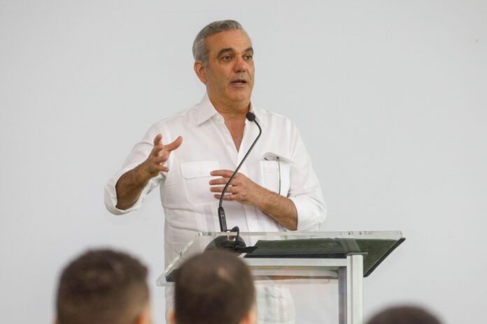 Abinader asegura seguirá escuchando a todos los sectores para solución problemas de la gente