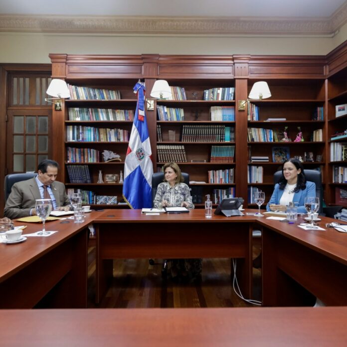 Vicepresidenta y ministro Atallah se reúnen con gremios de salud para buscar soluciones a demandas