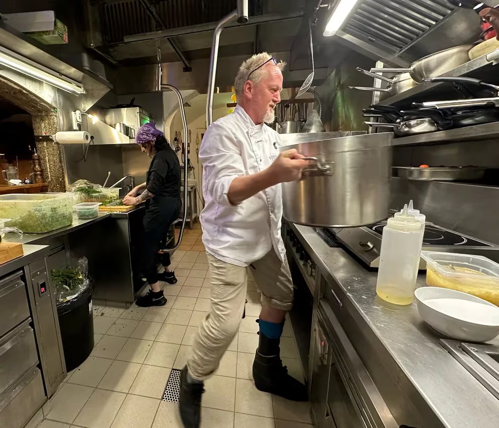 1724453293 354 Chef austriaco utiliza novedoso dispositivo que le permite moverse aun