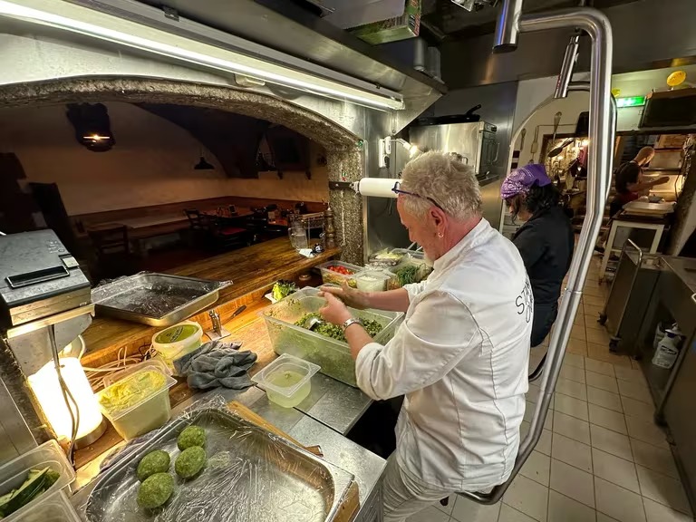 1724453293 870 Chef austriaco utiliza novedoso dispositivo que le permite moverse aun