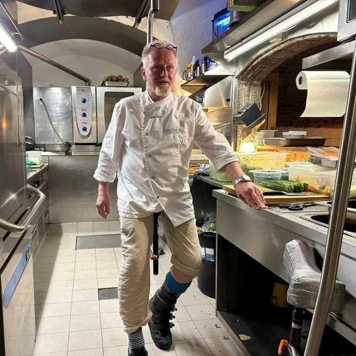 Chef austríaco utiliza novedoso dispositivo que le permite moverse aún con 80% de discapacidad