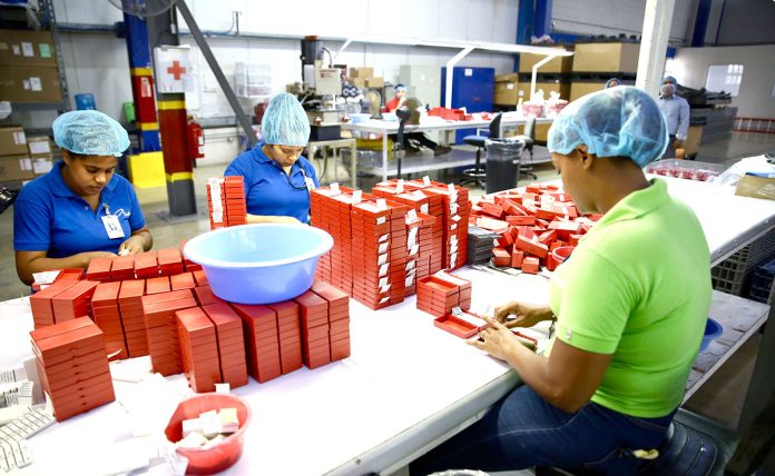Mujeres constituyen el 51.6% del aumento neto de la ocupación laboral en RD