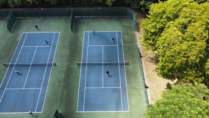 Maestros del Parque: ¡Un emocionante torneo de tenis amateur!