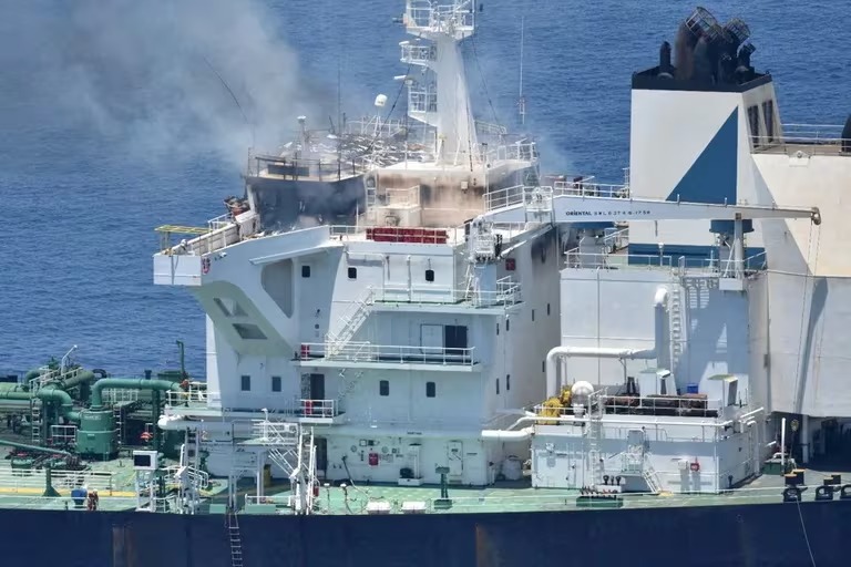 1724888593 87 El petrolero griego sigue en llamas tras el ataque de