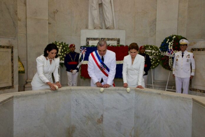 Abinader asiste a tedeum y deposita ofrenda floral por 161 aniversario de la Restauración
