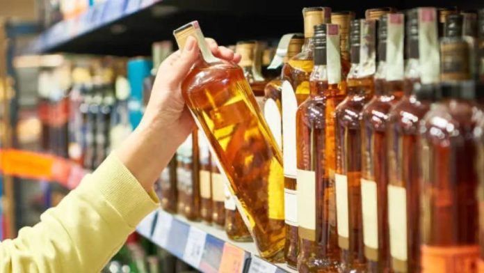 Aumentan a seis los fallecidos por beber licor adulterado con metanol en Tailandia