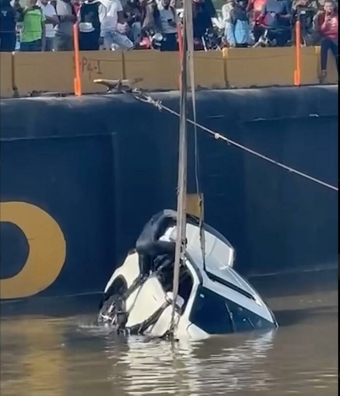 Cae vehículo al río Ozama desde el Puente Flotante