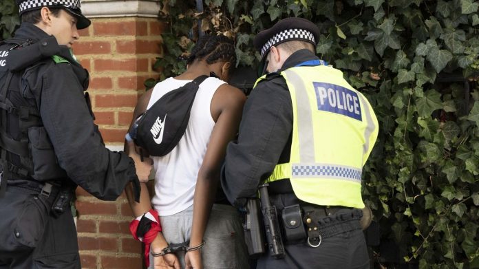 Carnaval londinense de Notting Hill termina marcado por la violencia con cinco apuñalamientos