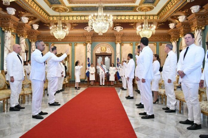 Decretos: Abinader juramenta sus ministros; aquí los nuevos y los que se quedan