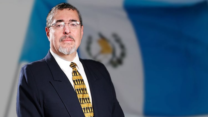 El presidente de Guatemala se reúne con autoridades de Paraguay y Ucrania en RD