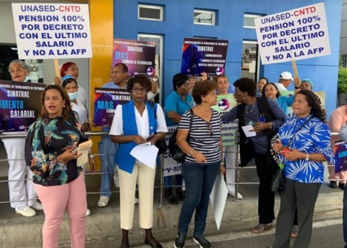 Enfermeros exigen 100 % de aumento salarial