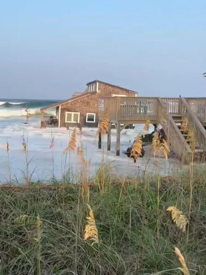 Huracán Ernesto arrastró una casa hacia el mar en Carolina del Norte