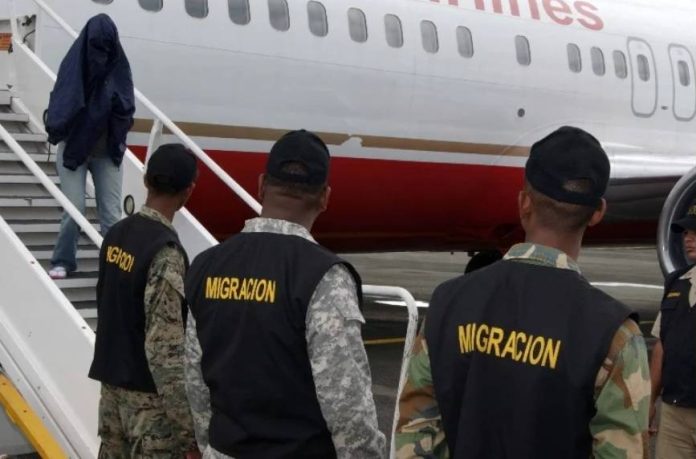 Llegan 134 dominicanos tras cumplir condenas en Estados Unidos