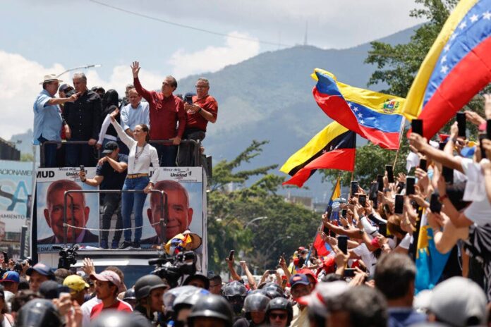 Machado reaparece en público entre el clamor de miles de personas concentradas en Caracas