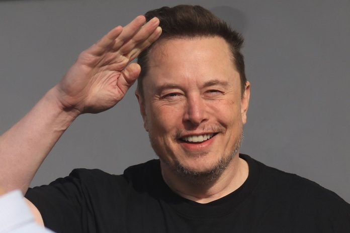 Musk dice trabajadores de X pueden optar a acciones; deben demostrar que lo merecen