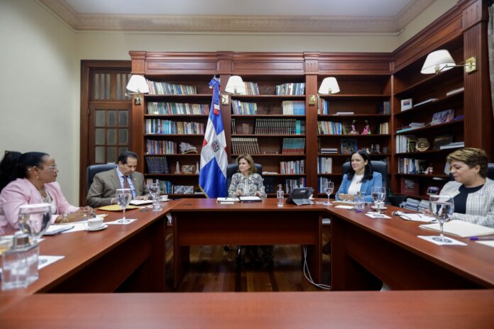 Raquel Peña y ministro de Salud dialogan con gremios de salud mejoras salariales y laborales