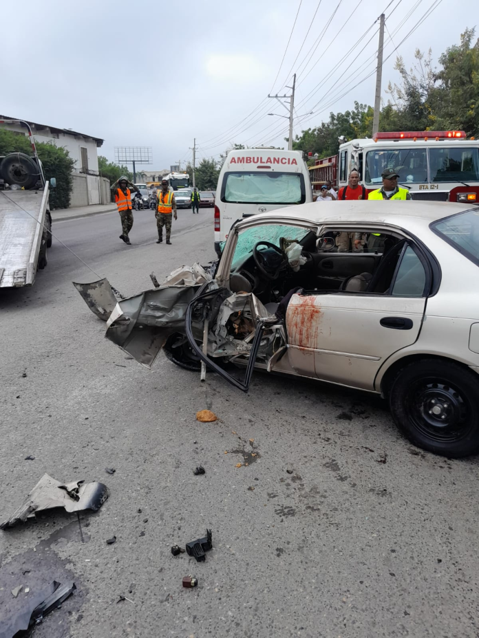 8 heridos y una persona atrapada tras accidente de tránsito en Santiago