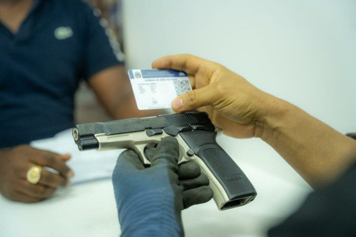 ¡En un día! Entregan 120 licencias y traspasos de porte y tenencia armas de fuego