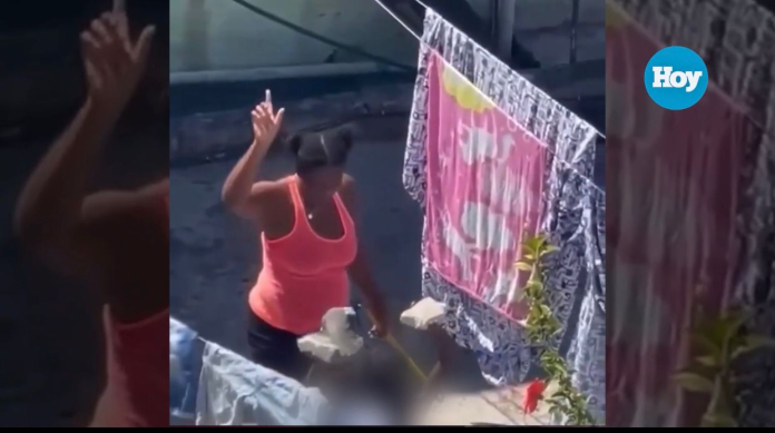 Investigan a mujer que castiga a menor obligándolo a sostener blocks