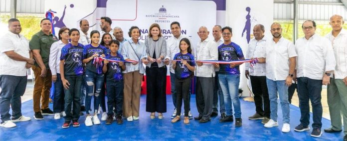 La vice Peña y Kelvin Cruz inauguran dos polideportivos