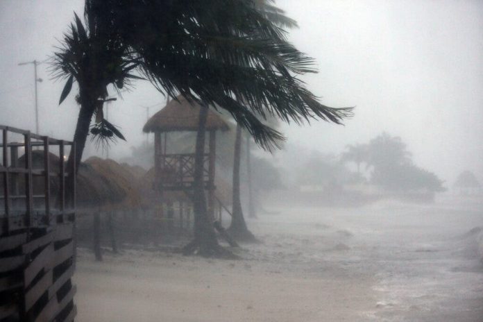 Helene se convierte en huracán frente a la península de Yucatán y en camino a Florida