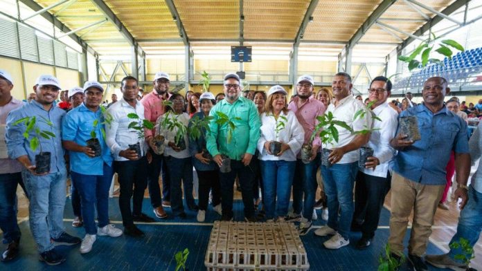 Jóvenes del Seibo reciben plántulas y animales para motivarse en la agricultura