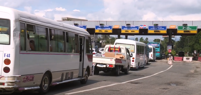 Choferes califican como “un abuso” el aumento del peaje en la autopista Duarte