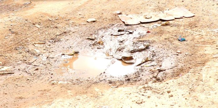 «Cuando llueve aquí, es un desastre”: Habitantes exigen el asfaltado de calles en Dajabón