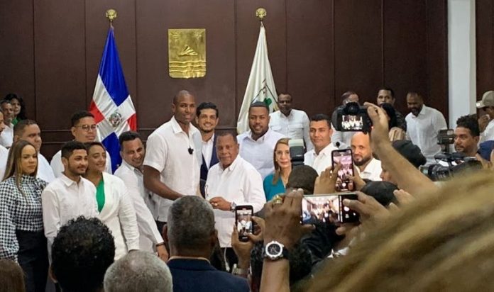 Entregan placa a Al Horford en PP
