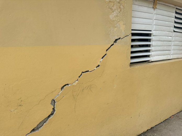 “Guanchy” Comprés muestra el avanzado deterioro de una escuela en Villa Trina