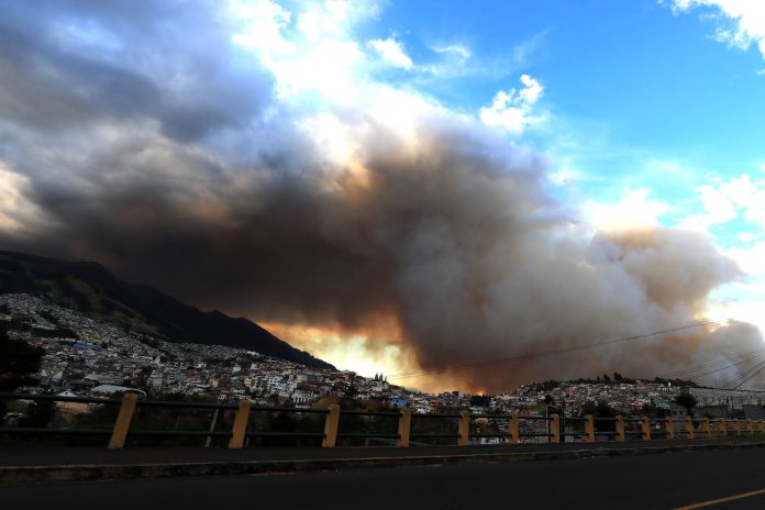 Incendios forestales simultáneos tiñen con un espeso humo la capital de Ecuador