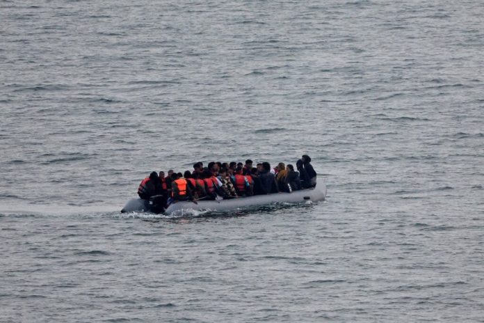 Mueren al menos 8 personas que intentaban cruzar el Canal Mueren al menos 8 personas que intentaban cruzar el Canal de la Mancha desde Francia