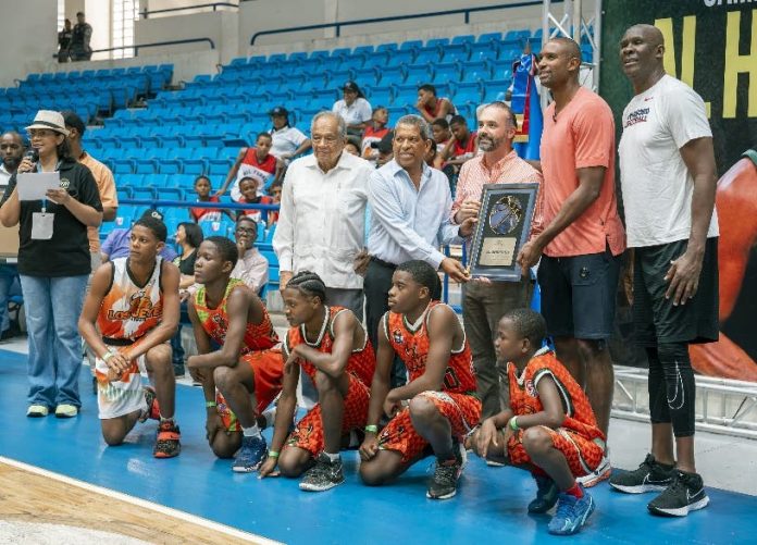 Reconocen a Al Horford durante clínica a niños en La Romana
