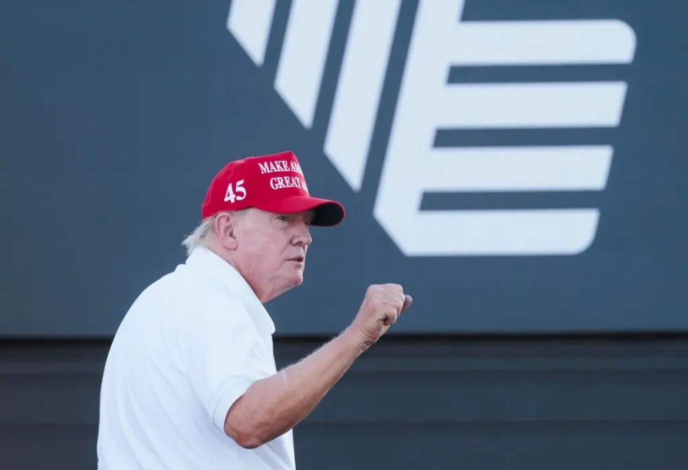 El expresidente de EE.UU. Donald J. Trump hace presencia en un torneo de golf en Bedminster, Nueva Jersey, el 13 de agosto de 2023. EFE/Justin Lane
