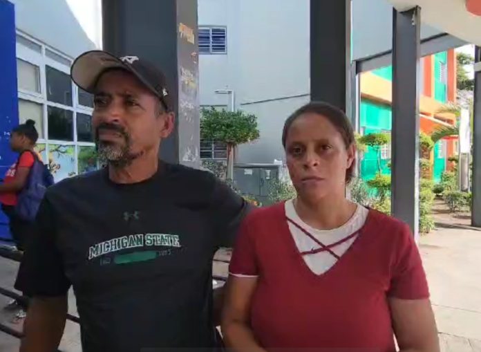(VIDEO) Padres denuncian hija de 2 años murió por negligencia médica en hospital de Santiago