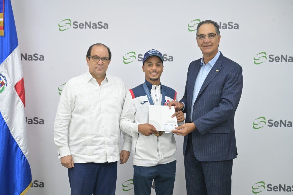 Franklin De La Mota Junior Alcantara medalla de bronce y el doctor Santiago Hazim