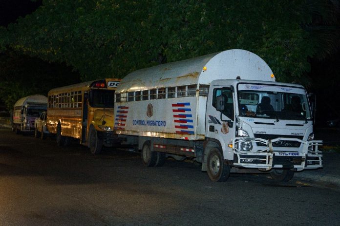 «No lo empujes», «Le dieron»: familiares de haitianos detenidos dicen reciben maltratos durante operativos