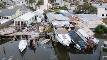 Esta imagen aérea tomada con dron muestra casas dañadas y un vehículo caído al agua tras la marejada ciclónica provocada por el huracán Helene, el sábado 28 de septiembre de 2024 en Madeira Beach, Florida. (Luis Santana/Tampa Bay Times via AP)