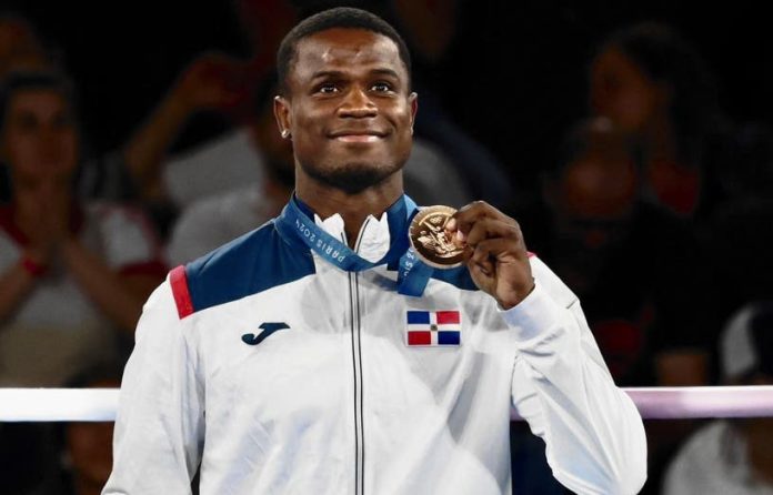 Senado aprueba resolución que reconoce a medallista Cristian Pinales