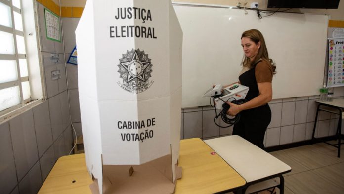 Abren los colegios electorales para las municipales en Brasil