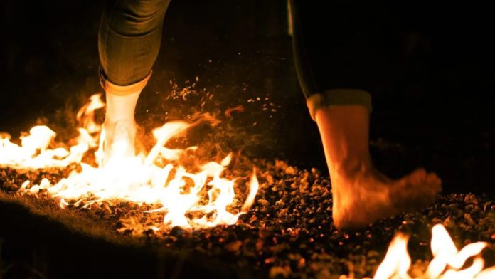 Caminaron descalzos sobre brasas por ritual y terminaron en el hospital