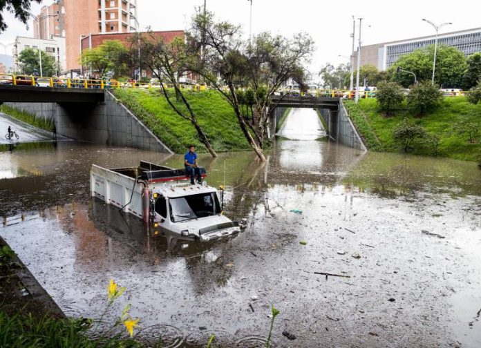 Colapsa Medellín; inundaciones urbanas e incendio en el Metro Colapsa Medellín; inundaciones urbanas e incendio en el Metro