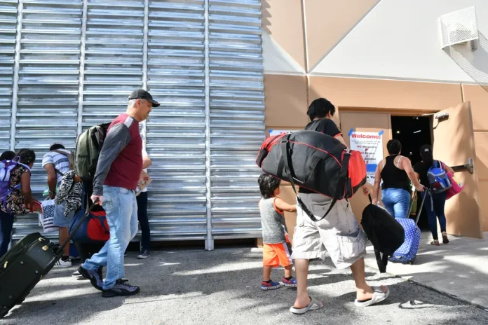 Comienzan a llenarse los refugios mientras miles evacúan en Florida ante llegada del huracán Milton