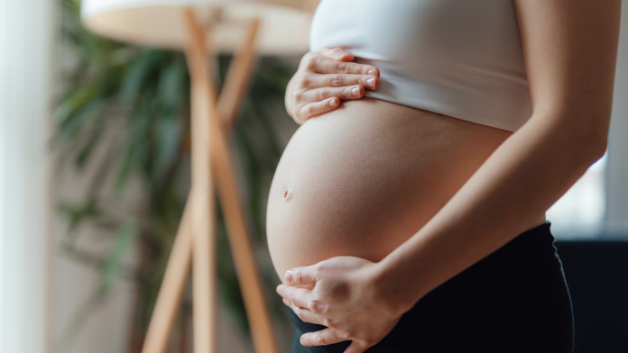 Da a luz la primera mujer en el mundo operada de un tumor en el cráneo durante el embarazo    