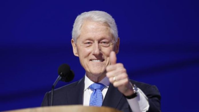De iglesias a McDonald’s, Bill Clinton hace campaña por Kamala Harris en Georgia