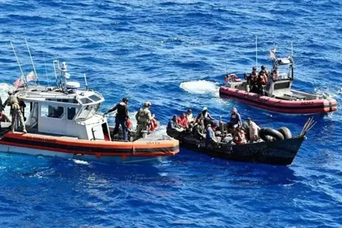 Detienen a 64 migrantes haitianos que fueron abandonados en una Detienen a 64 migrantes haitianos que fueron abandonados en una isla de Puerto Rico