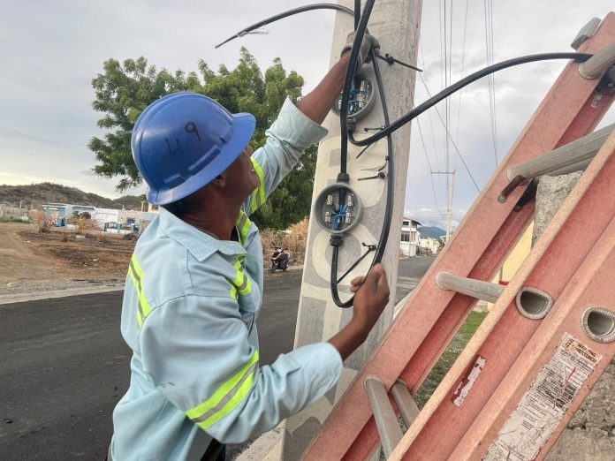 Edesur rehabilita redes y formaliza clientes en Baní